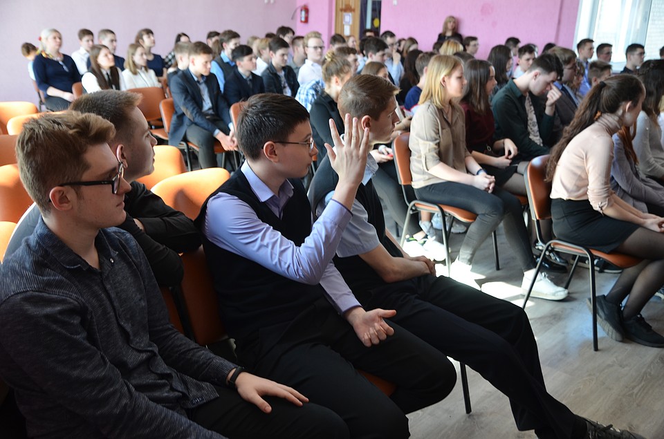 Старшеклассники задавали вопросы, актуальные для города и страны в целом.