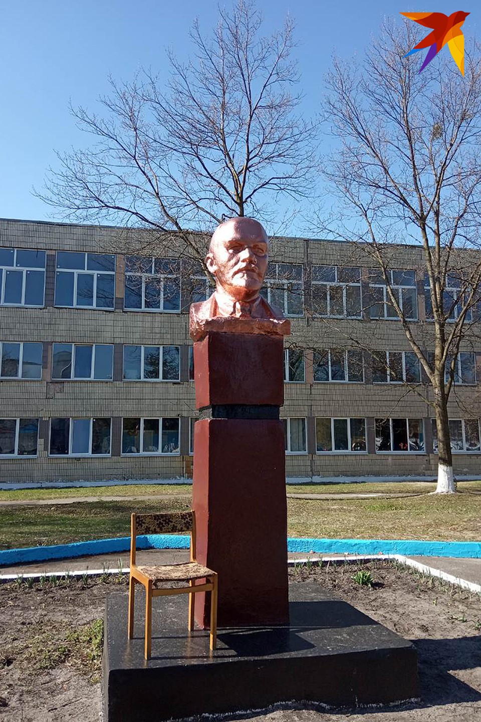 Раскрашенный Ленин не понравился руководству района, и его покрыли бронзовой краской. Фото: социальные сети.