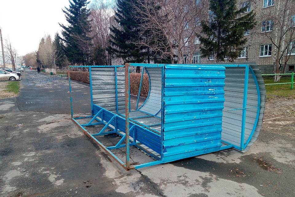 Остановку повалило на улице Кулагина. Фото: Дмитрий Барсуков