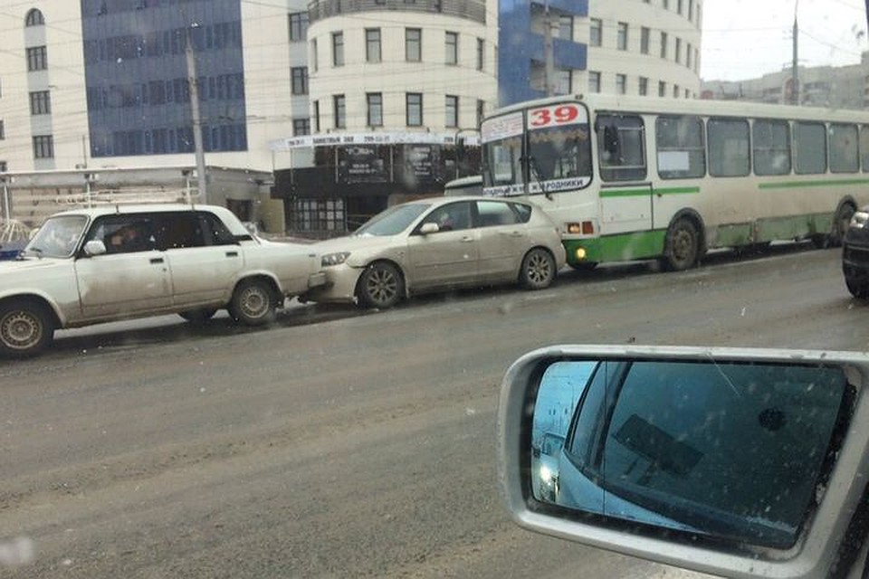 Из-за снега и гололеда автобусы и троллейбусы попадали в аварии. Фото: Новосибирская служба эвакуации «АСТ-54»