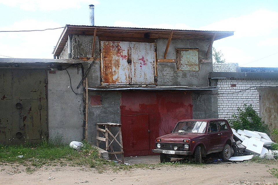 Таких гаражей у Дмитрия Макарова был не один десяток. Фото: Роман ИГНАТЬЕВ