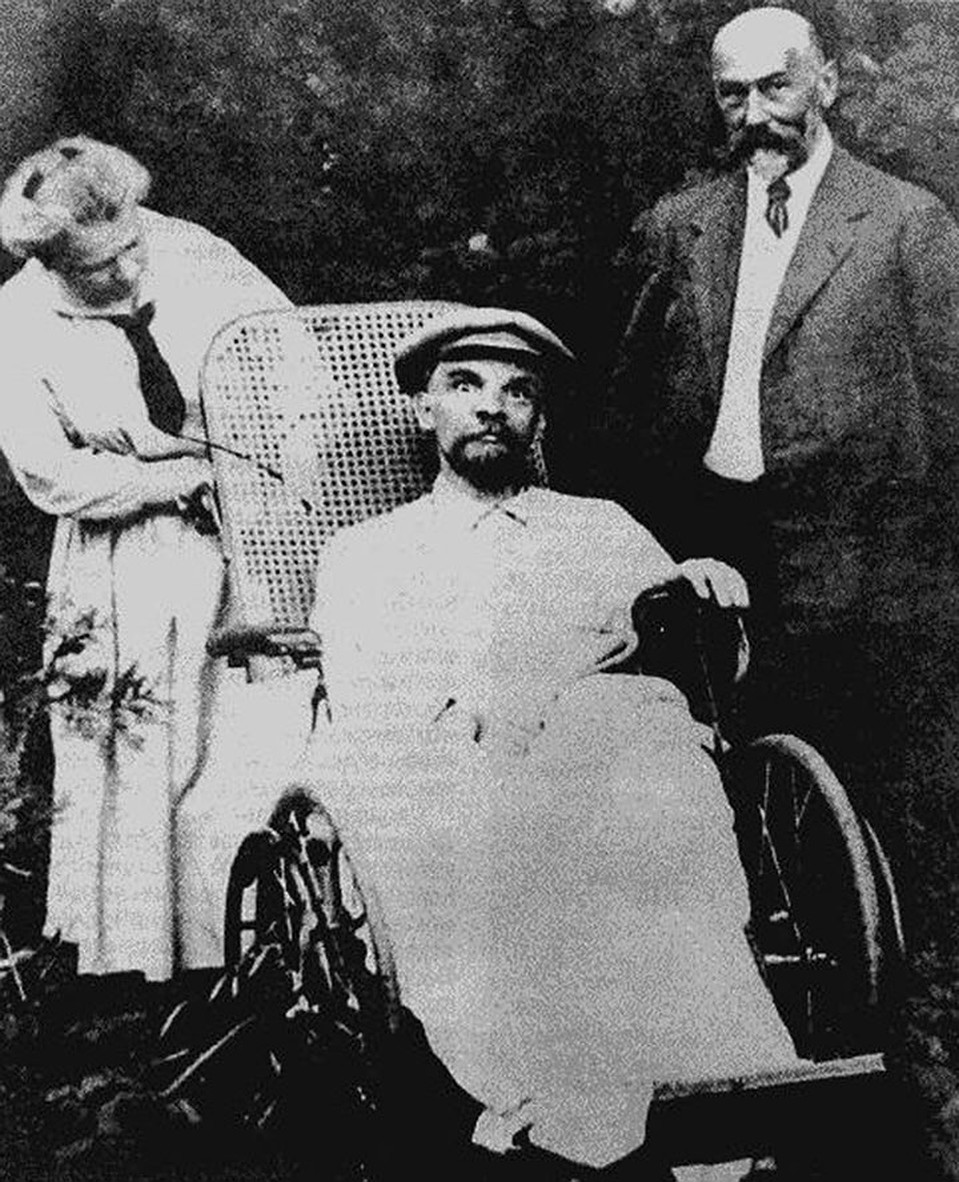 Слева — Мария Ульянова, сестра Ленина. Справа — доктор Федор Гетье. Горки, 1923
