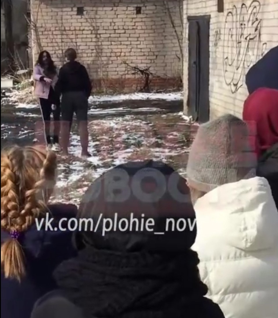 А толпа стояла и смотрела. Кадр из видео vk.com/plohie_novosti_18