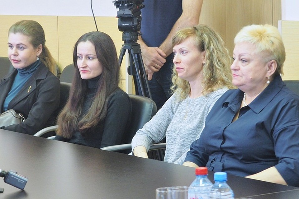 Родственники застрявших в Кабо-Верде северян редко получают шанс поговорить с ними по телефону.