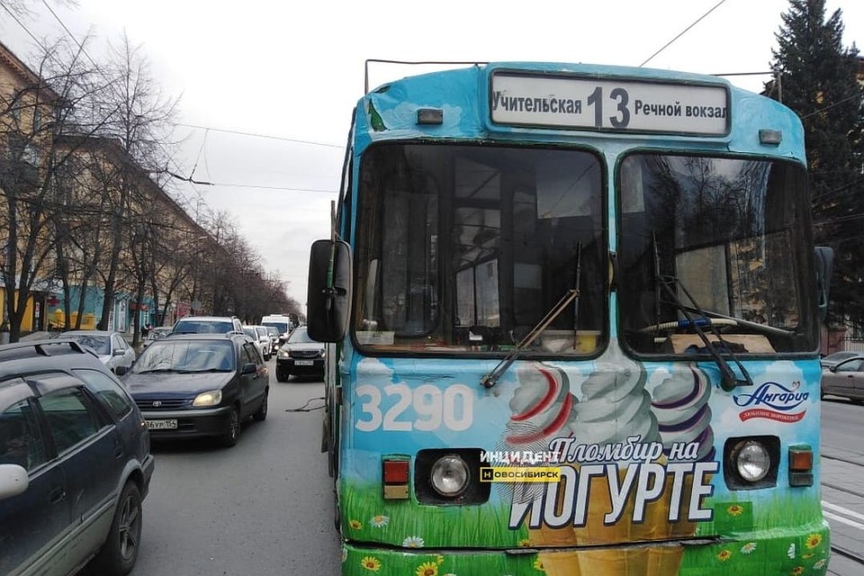 Рога троллейбуса разбили окна в ехавшем рядом автобусе. Фото: "Инцидент.Новосибирск".