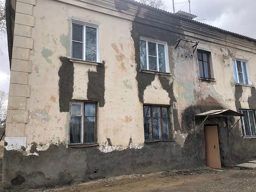 Трещины, как говорят жильцы, наспех заделывают цементом Фото: Александра ШОПЕНКО