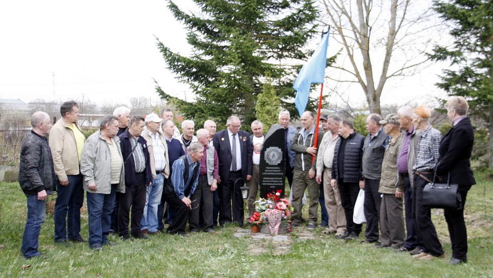 Живые ликвидаторы пришли к памятнику, который 13 июня 2015 года они открыли в городе Йыхви по адресу - улица Кладбищенская, 4.