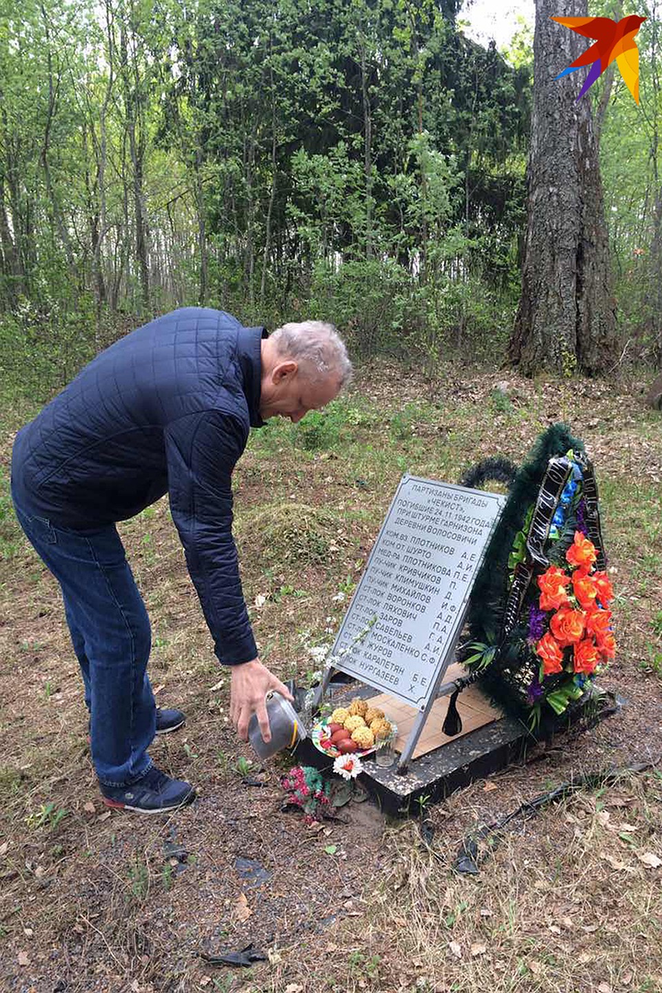 Племянник Дмитрий привез на могилу дяди Дмитрия Климушкина землю с родины. Фото: из семейного архива.