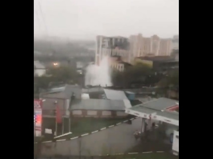 Гигантская струя воды, которая вырвалась из-под земли, была видна издалека / Фото: Мария Щепкова Фото: Twitter.com