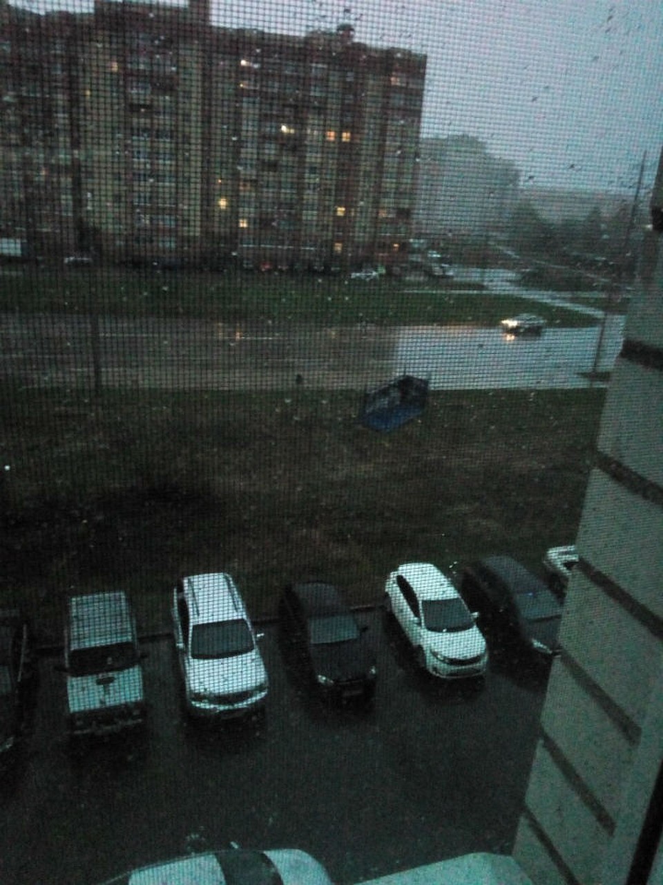 А где-то ветром сдуло остановку. Фото: Елена Разумовская в группе "Подслушано в Ярославле" в "ВКонтакте".