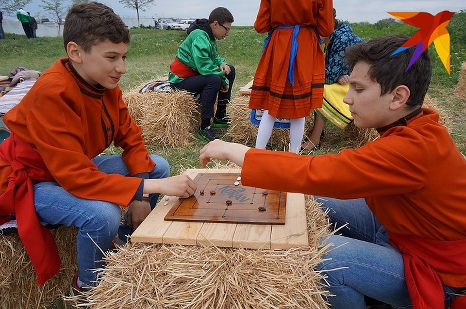 Игра "куран" - гагаузские шашки Фото: Наталья СИНЯВСКАЯ