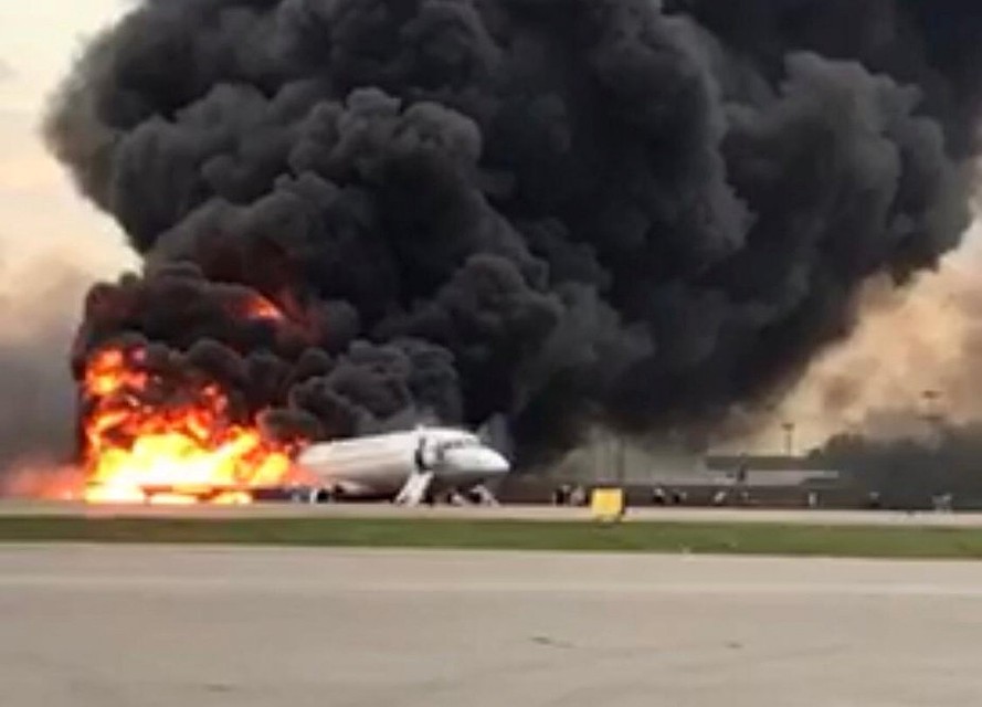 Неудачная посадка самолета Sukhoi Superjet 100 стала причиной возгорания лайнера. Фото: REUTERS