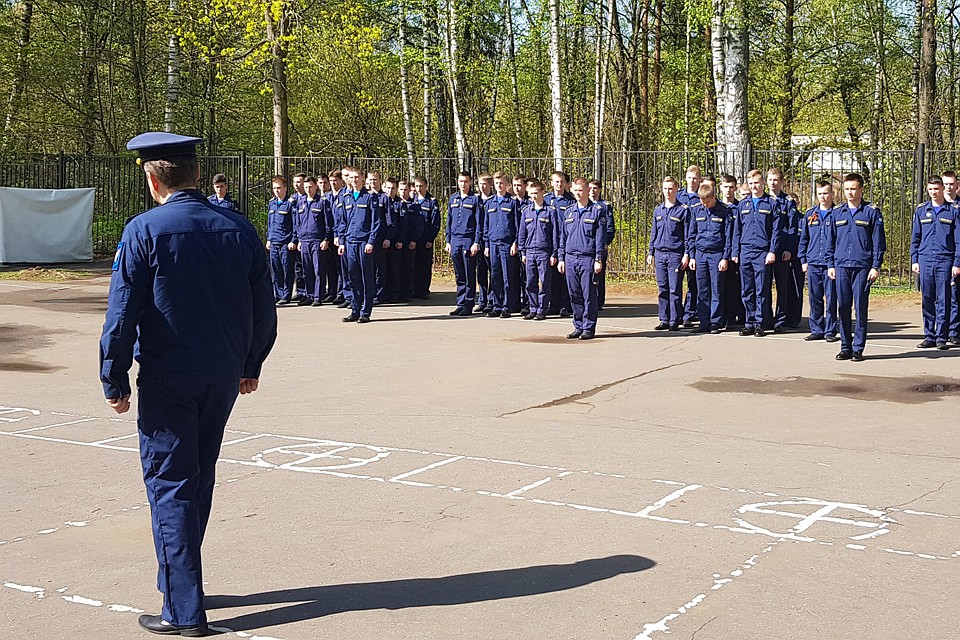 В понедельник 6 мая на плацу в Монино собрались курсанты и учителя летной школы-интерната. Фото: Анастасия ВАРДАНЯН