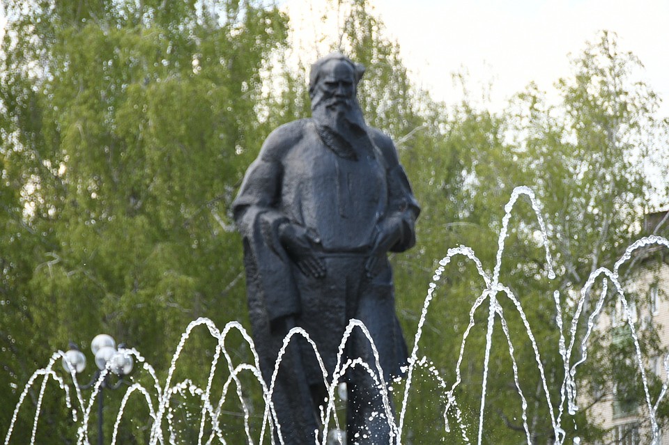 Шум воды создаёт атмосферу умиротворения в Толстовском сквере.