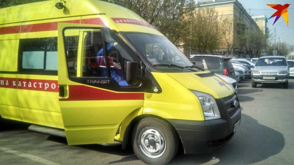 Бригады медиков также дежурят у зданий Фото: Мария МИШКИНА