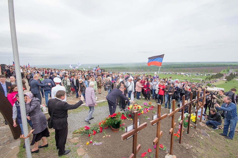 На Саур-Могиле в Донбассе прошел десятитысячный митинг в честь Дня Победы. Фото: Андрей ТРУБЕЦКИЙ