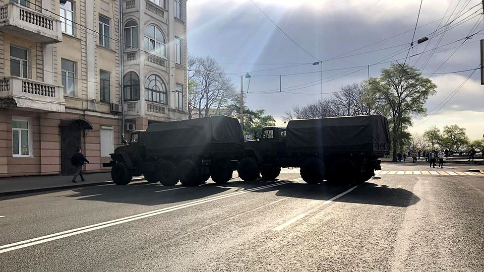 С самого утра дороги Владивостока перекрыты Фото: Александра ШОПЕНКО