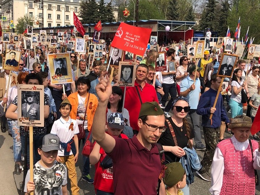 Дети, пожилые и взрослые идут в одном ряду Фото: Алексей КОСЕНЧУК