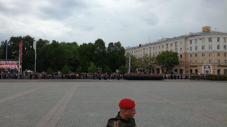 Площадь готова к параду. Фото: Максим ГОРОХОВ