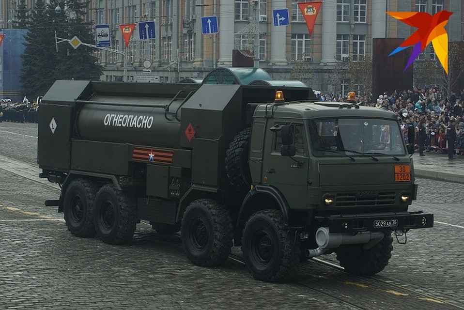 Зрителям представили больше 100 единиц военной техники Фото: Алексей БУЛАТОВ