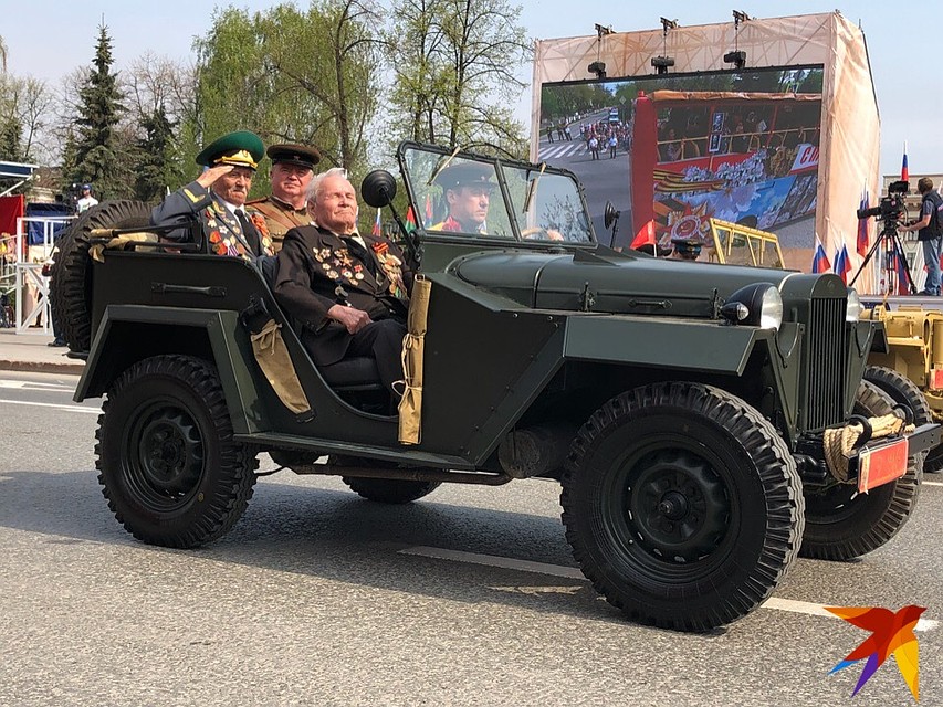 Прохождение ветеранов в колонне Фото: Алексей КОСЕНЧУК