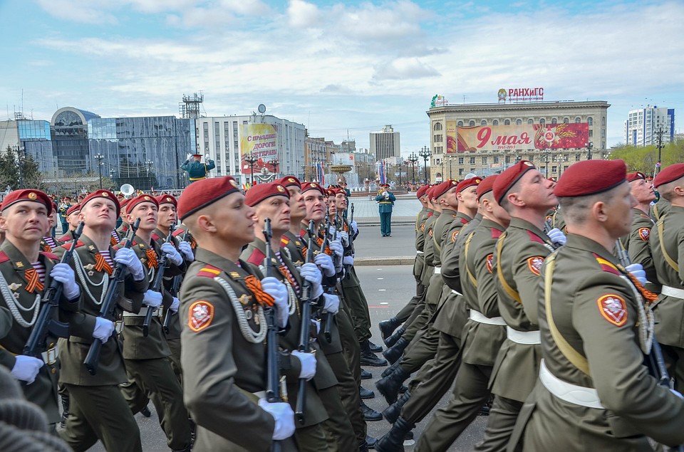В параде принимали участие внуки и правнуки фронтовиков, для которых находится на площади Ленина в Хабаровске, было особой честью Фото: Мария ИГНАТЬЕВА