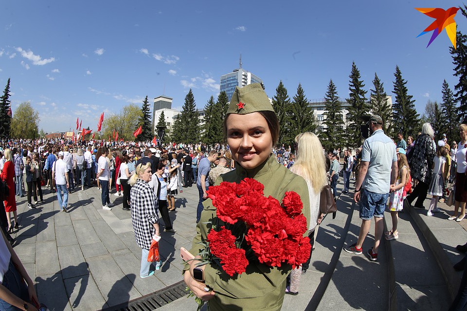 В центре Челябинска сотни людей в форме военных лет. Фото: Валерий ЗВОНАРЕВ