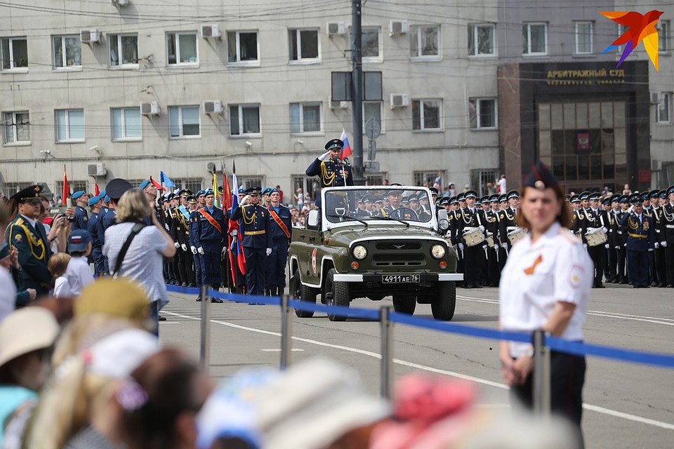 Военные готовятся промаршировать перед трибунами. Фото: Валерий ЗВОНАРЕВ