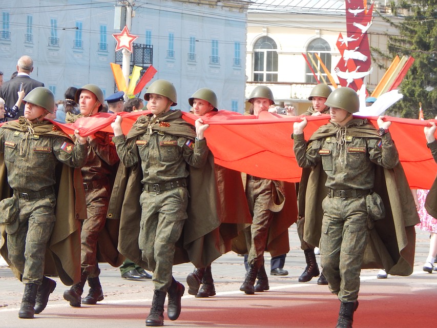 Торжества на площади начались с театрализованного представления Фото: Татьяна ЧЕРНЫШЕВА