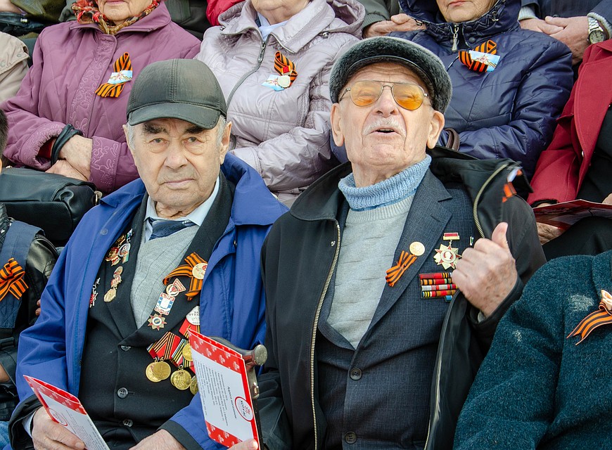 Один из участников войны с гордостью демонстрирует поистине заслуженные награды. Фото: Элина ОГАНЕСЯН