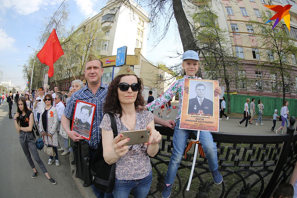Люди постепенно присоединяются к колонне во время движения. Фото: Валерий ЗВОНАРЕВ