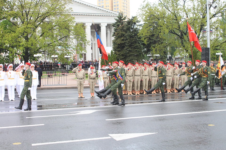 Парад Победы в Донецке 2019 собрал тысячи людей Фото: Никита МАКАРЕНКОВ, Павел ХАНАРИН