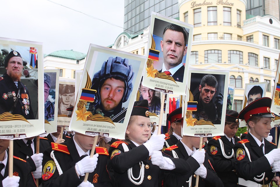Бессмертный полк в Донецке 2019 собрал десятки тысяч людей Фото: Никита МАКАРЕНКОВ, Павел ХАНАРИН