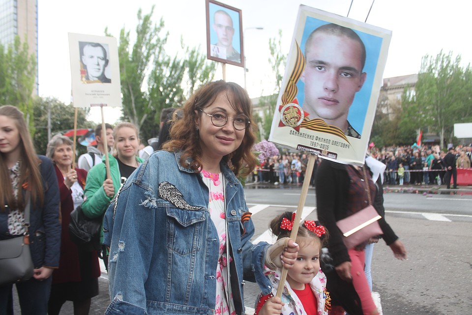 Бессмертный полк в Донецке 2019 собрал десятки тысяч людей Фото: Никита МАКАРЕНКОВ, Павел ХАНАРИН