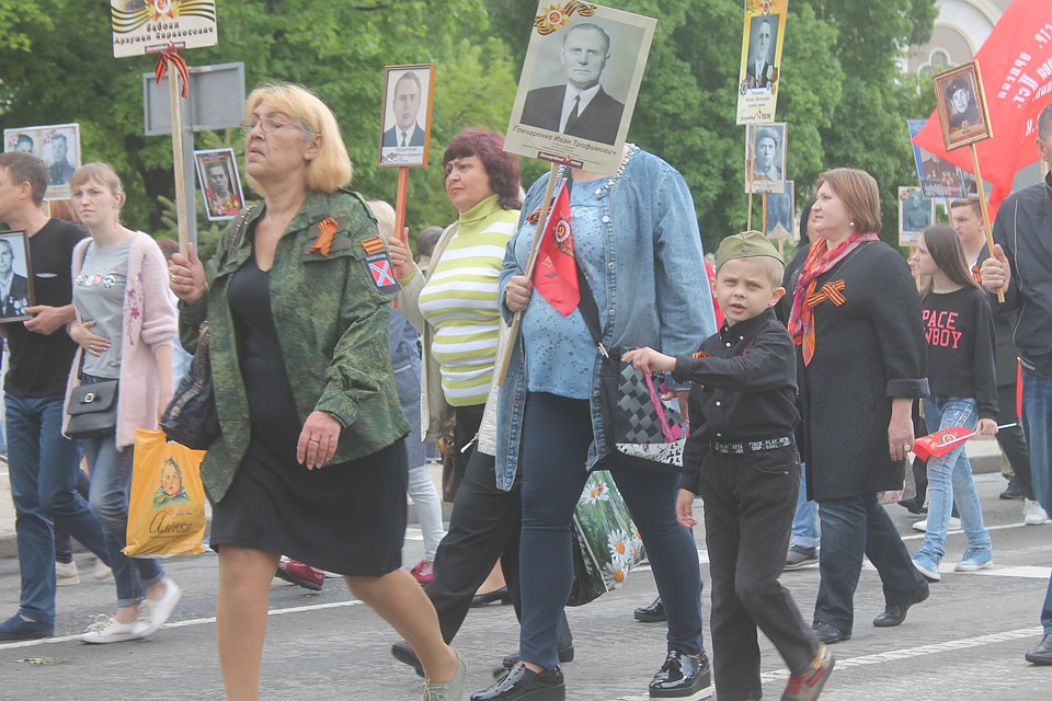 Бессмертный полк в Донецке 2019 собрал десятки тысяч людей Фото: Никита МАКАРЕНКОВ, Павел ХАНАРИН