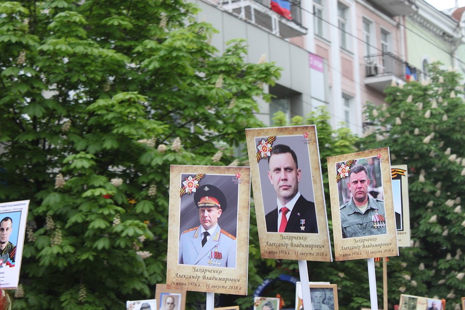 Сотни портретов Александра Захарченко пронесли в Бессмертном полку в Донецке 2019 Фото: Никита МАКАРЕНКОВ, Павел ХАНАРИН