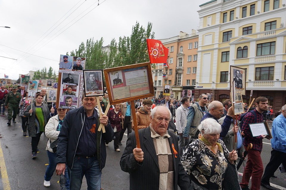 В глазах людей - слезы. Фото: Юлия АНДРИЕНКО