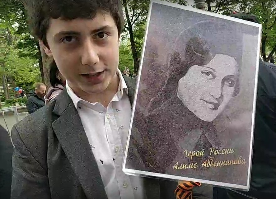 На штендере Герой России Алиме Абденнанова Фото: Надежда ДАЦЮК