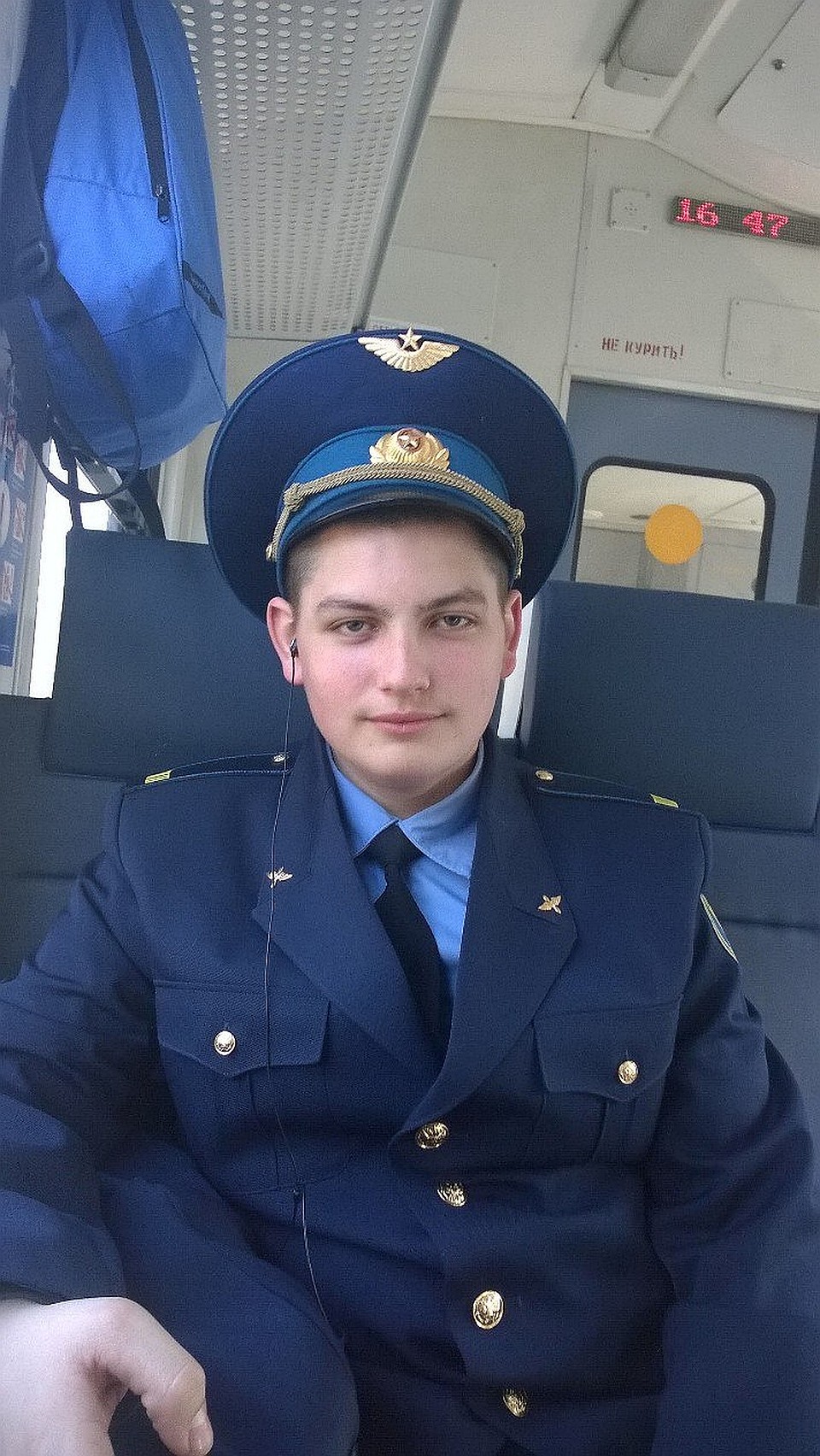 Стюард Максим Моисеев до последнего оставался внутри салона горящего самолета, помогая пассажирам покинуть борт Фото: СОЦСЕТИ