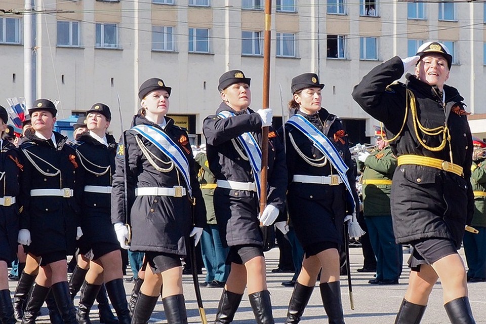 Стройные барышни прошлись не менее стройным маршем. Фото: Виктор КОСТРОВ