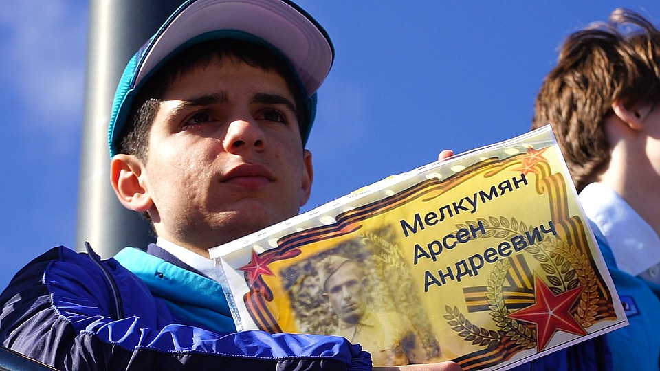 Почти каждый артековец привез на смену портрет своих родных. Фото: Олег МЫЛЬНИКОВ