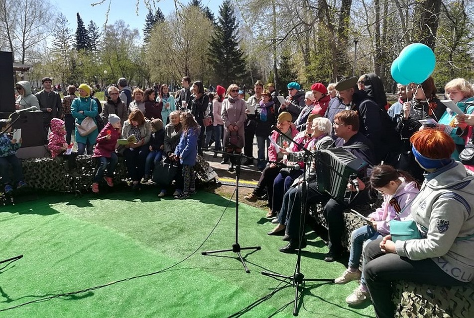Главное коллективное пение состоялось на пл. Новособорной. Фото: мэрия Томска