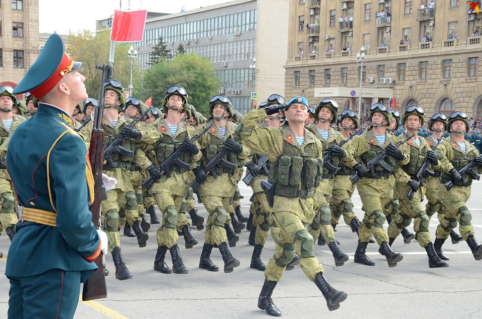 В этом году по Площади борцов парадным маршем прошли более полутора тысяч бойцов спецподразделений, военных и казаков, кадет и юнармейцев. В одном строю шли парадные расчеты в современной форме и в обмундировании времен войны. Фото: Геннадий БИСЕНОВ