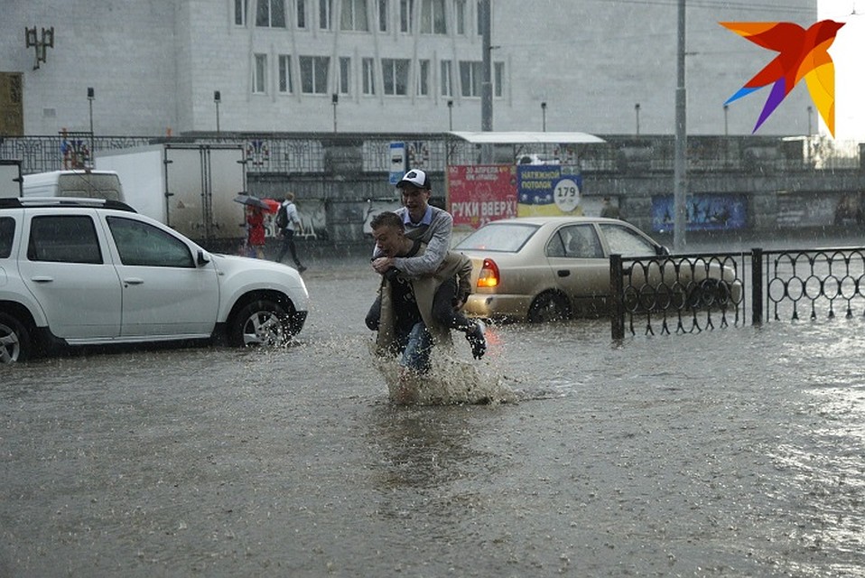 Горожане выручали друг друга во время стихии Фото: Алексей БУЛАТОВ