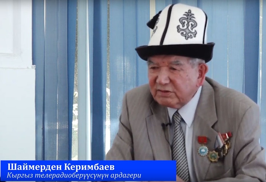 Аксакал рассказывает о благих делах депутата парламента. Фото: Кадр видео