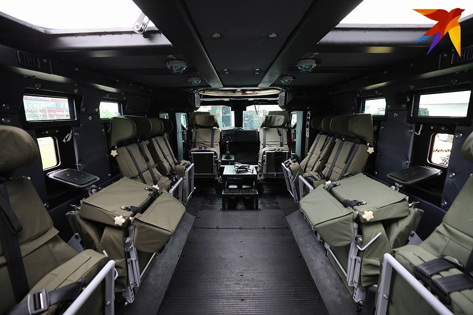 В бронированный автомобиль «Защитник» помещается 20 бойцов. Фото: Святослав ЗОРКИЙ