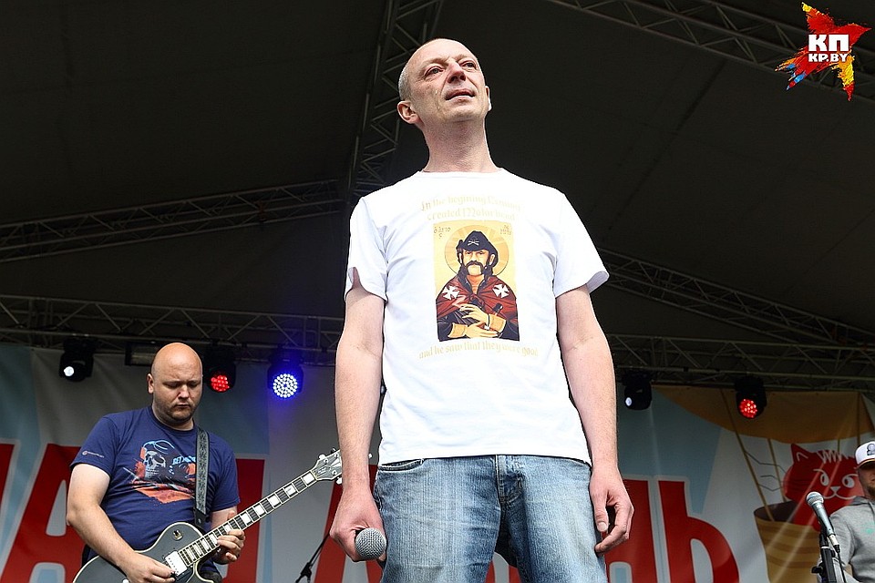 Одним из любимых музыкантов Куллинковича был Лемми Килмистер из Motorhead. На одном из своих последних концертов, который прошел в рамках фестиваля "Наш дзень", Александр Михайлович вышел в майке с его портретом. Фото: Святослав ЗОРКИЙ