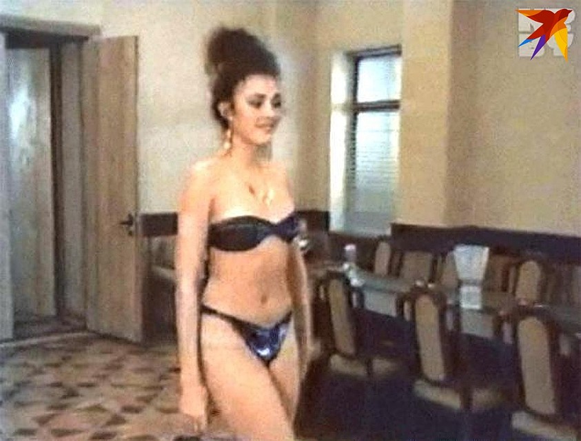Этот купальник из двух платков сшила для конкурса мама певицы Валентина Михайловна. Фото: личный архив