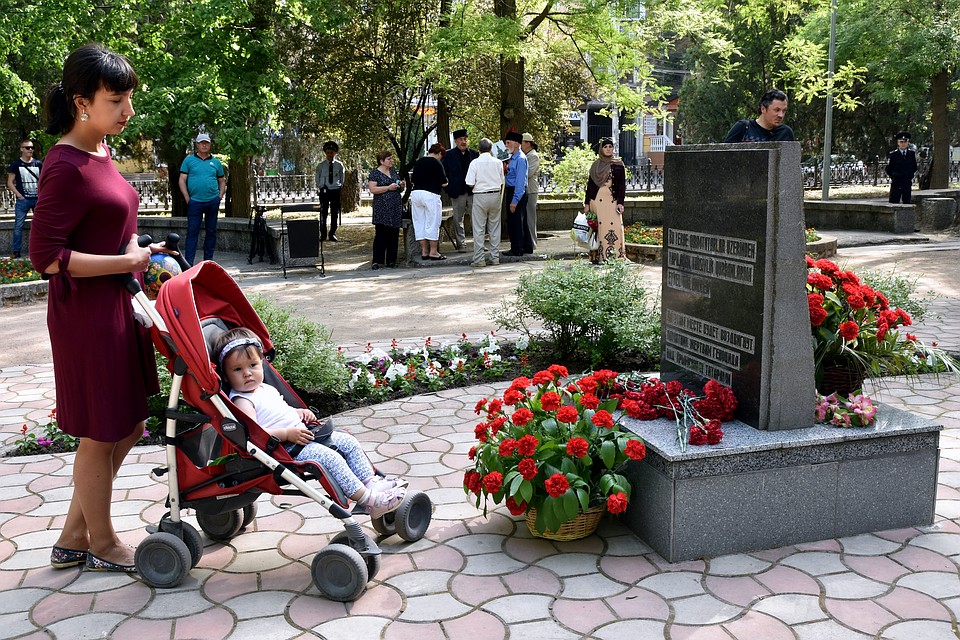К мемориалу сегодня пришли и самые маленькие симферопольцы Фото: Виталий ПАРУБОВ