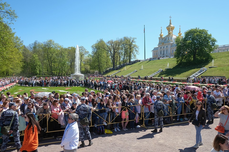 Тысячи петербуржцев и гостей города приехали увидеть традиционный праздник. Фото: Артем КИЛЬКИН